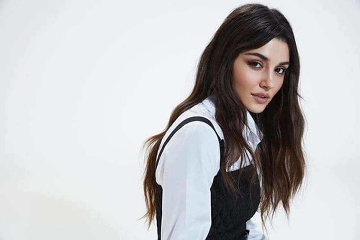 عکس | استایل شیک و ساده هانده ارچل در خیابان