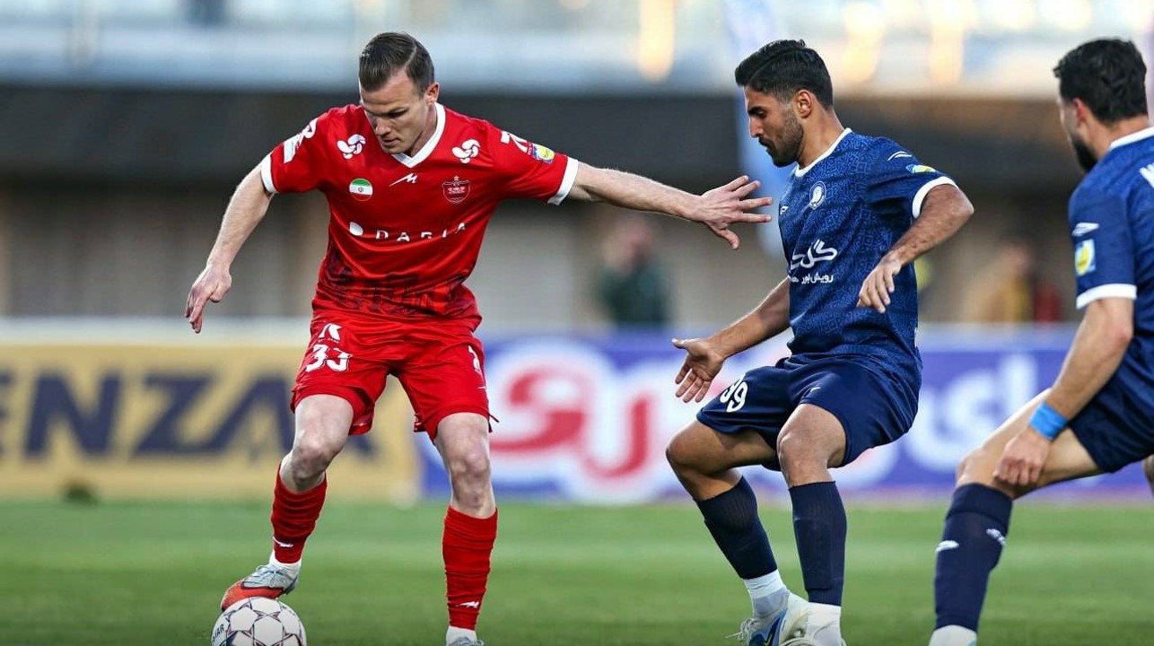 دنیل گرا دفاع راست پرسپولیس - آرمان اکوان مدافع گل گهعر - بازی پرسپولیس و گل گهر