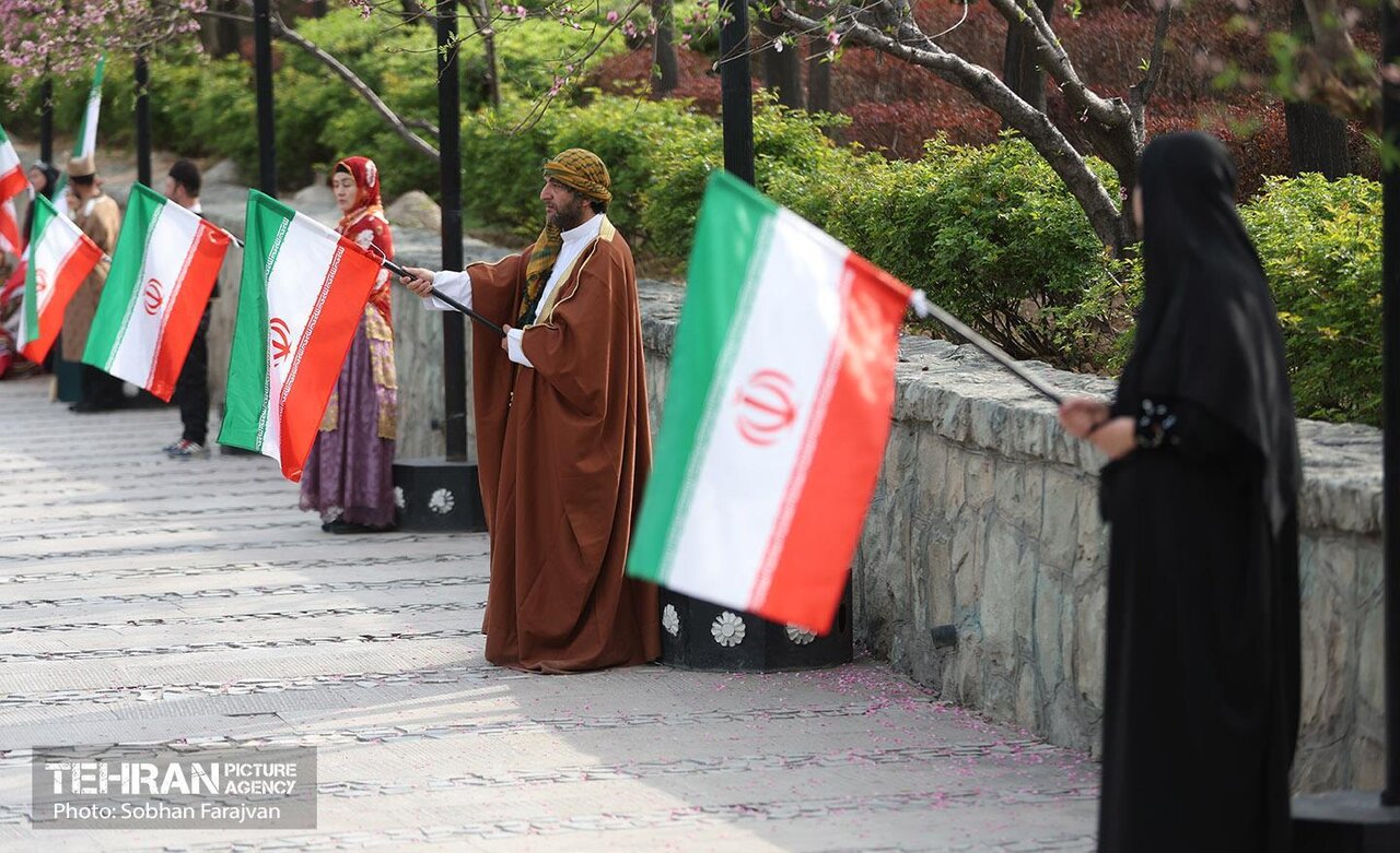 اهتزاز بزرگترین پرچم ایران در بلندای تهران