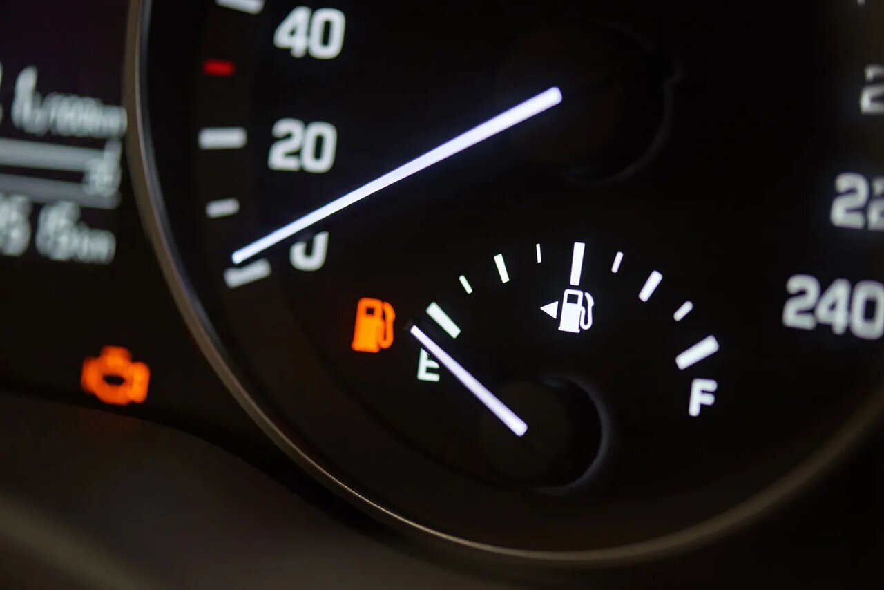 با چراغ روشن بنزین خودرو چند کیلومتر می‌توان حرکت کرد؟