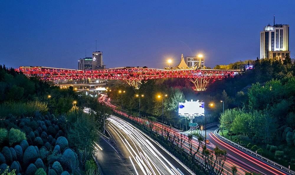 پل طبیعت به رنگ قرمز در می آید