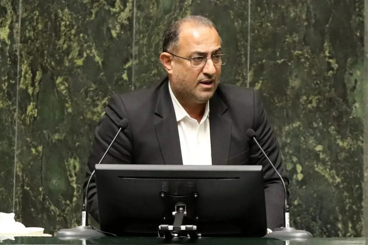 دولت باید افزایش حقوق کارمندان را با لایحه دنبال کند و شورای عالی کار را برای ترمیم دستمزد کارگران فرا بخواند/ توپ در زمین دولت است