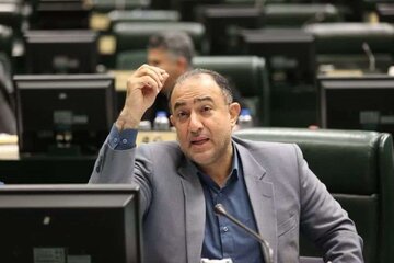 دولت باید افزایش حقوق کارمندان را با لایحه دنبال کند و شورای عالی کار را برای ترمیم دستمزد کارگران فرا بخواند/ توپ در زمین دولت است دولت باید افزایش حقوق کارمندان را با لایحه دنبال کند و شورای عالی کار را برای ترمیم دستمزد کارگران فرا بخواند/ توپ در زمین دولت است