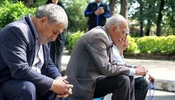 پرداخت معوقات بازنشستگان طولانی شد/ بازنشستگان: «کالابرگ» پول نیم کیلو گوشت هم نیست/ پولی که پارسال هزار تومان ارزش داشت، امروز ۲۰۰ تومان هم نمی‌ارزد