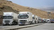 کامیون&zwnj;ها پای کار برای تخلیه و بارگیری کالا&zwnj;های اساسی از بنادر کشور