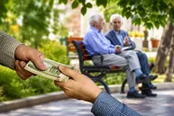 امنیت معیشتی بازنشستگان در خطر است