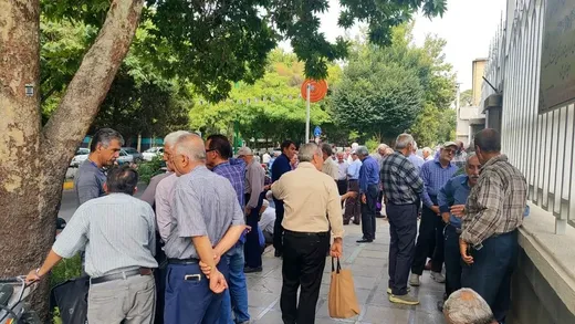 سومین روز تجمع بازنشستگان فولاد اصفهان مقابل استانداری