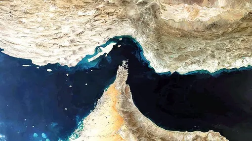 کارشناس بلومبرگ: دو ابر نفت‌کش خالی تلاش کردند از تنگه هرمز عبور کنند، اما...